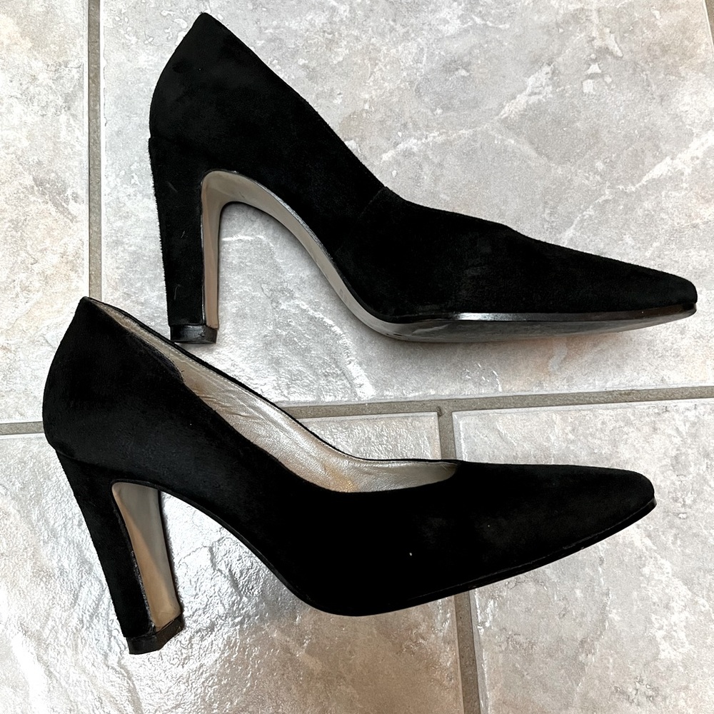 Nine West black suede pumps. Size 5.5 with 3.5” heels. Slightly worn. No scuffs
